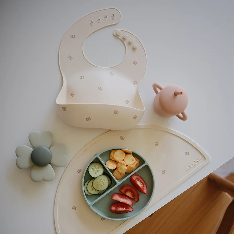 Mushie Silikon Lätzchen Bretzel