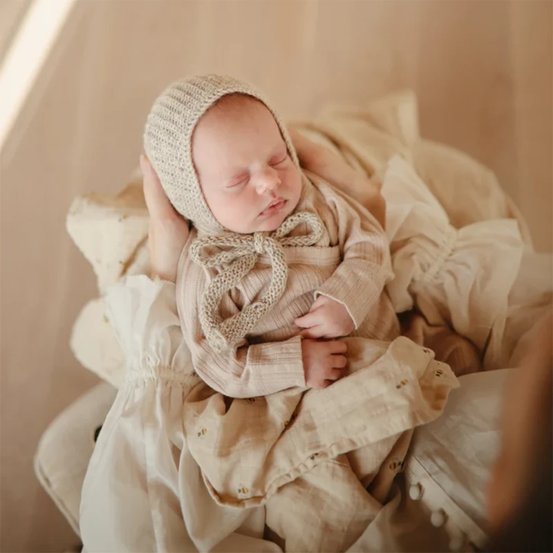 Mushie Musselin Swaddle Bees