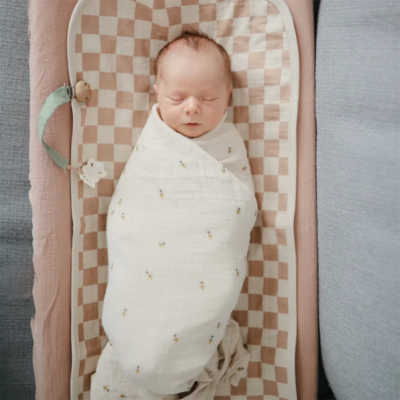 Mushie Musselin Swaddle Bees
