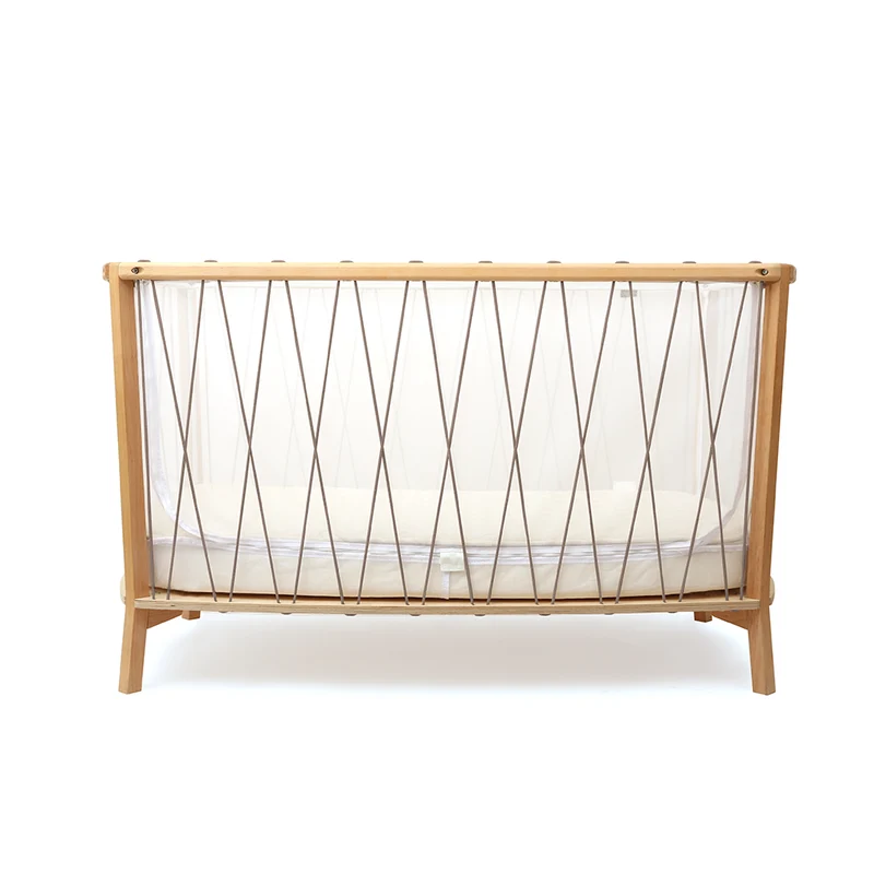 Charlie Crane Babybett 'Kimi' 76 x 130 mit Matratze und Matratzenschutz Hazelnut