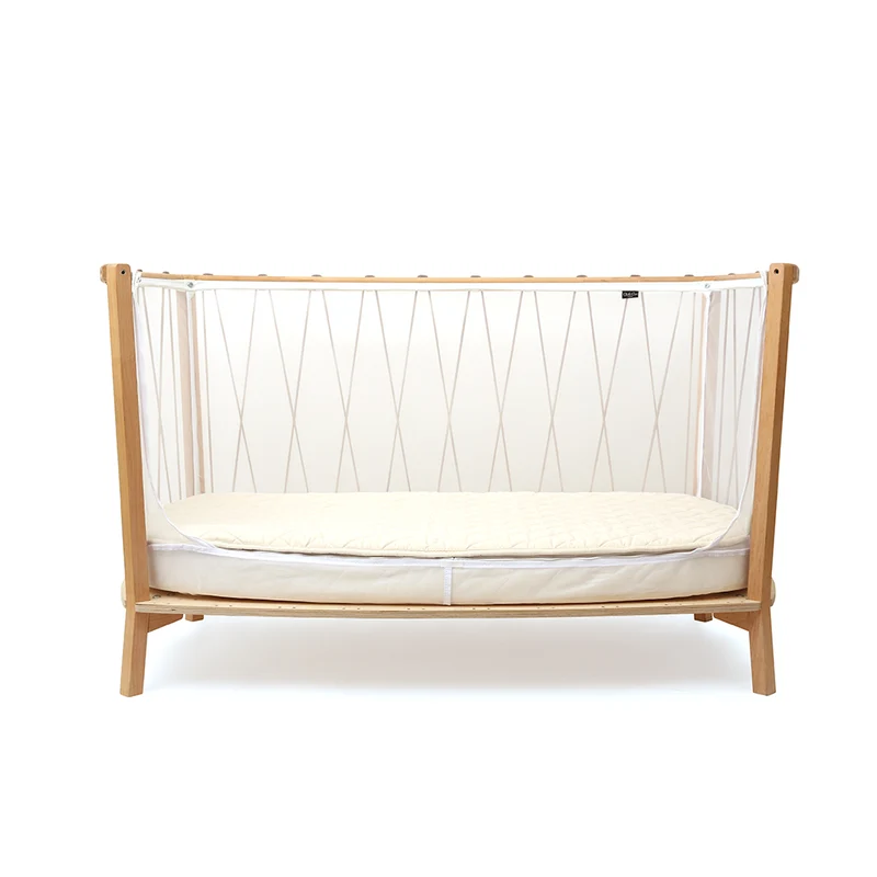 Charlie Crane Babybett 'Kimi' 76 x 130 mit Matratze und Matratzenschutz Hazelnut