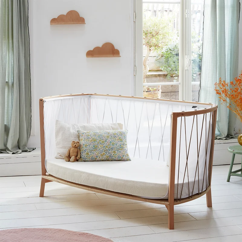 Charlie Crane Babybett 'Kimi' 76 x 130 mit Matratze und Matratzenschutz Hazelnut