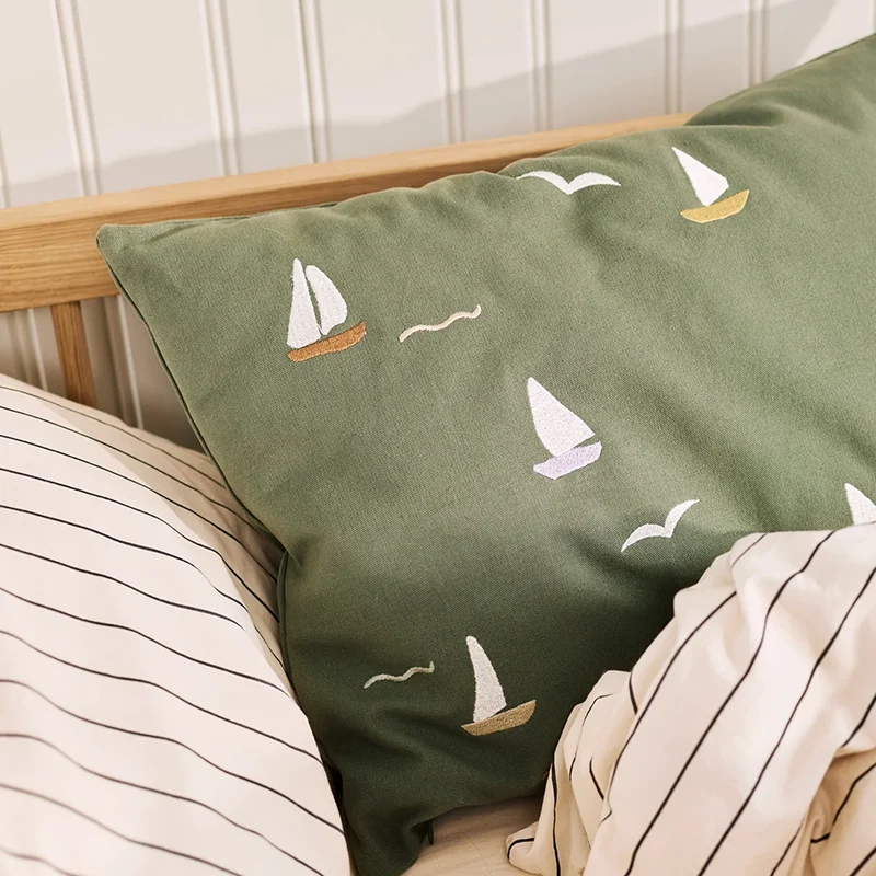 Dear April Besticktes Kissen 'Cinna' Sailboats