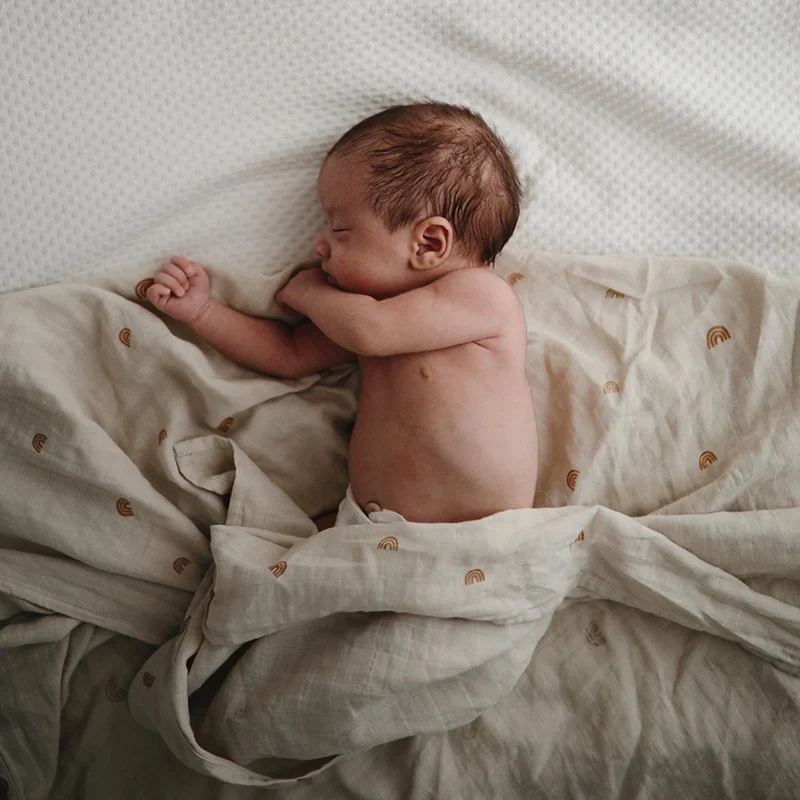 Mushie Musselin Swaddle Rainbow