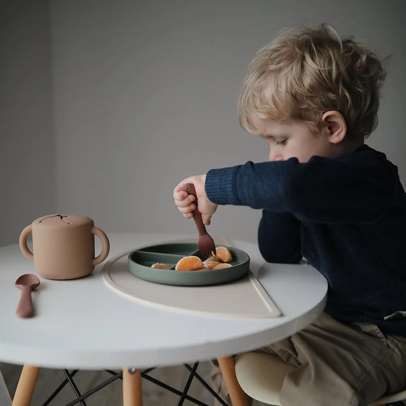 Mushie Silikon Teller mit Saugnapf Dried Thyme