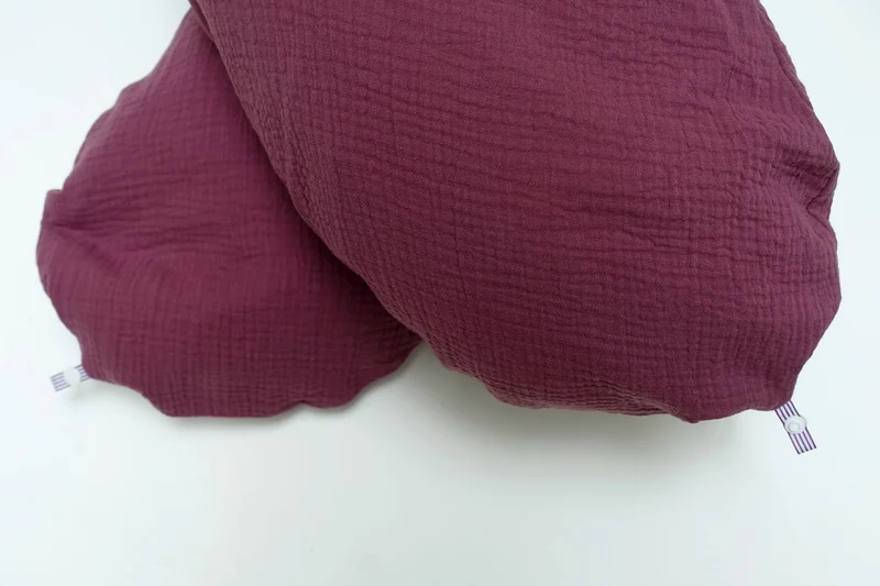 "Das Original" Theraline Stillkissen inkl. Musselin Bezug (190 cm x 38 cm) - Pflaume