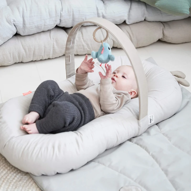 Babynest mit Spielbogen “Raffi Sand”