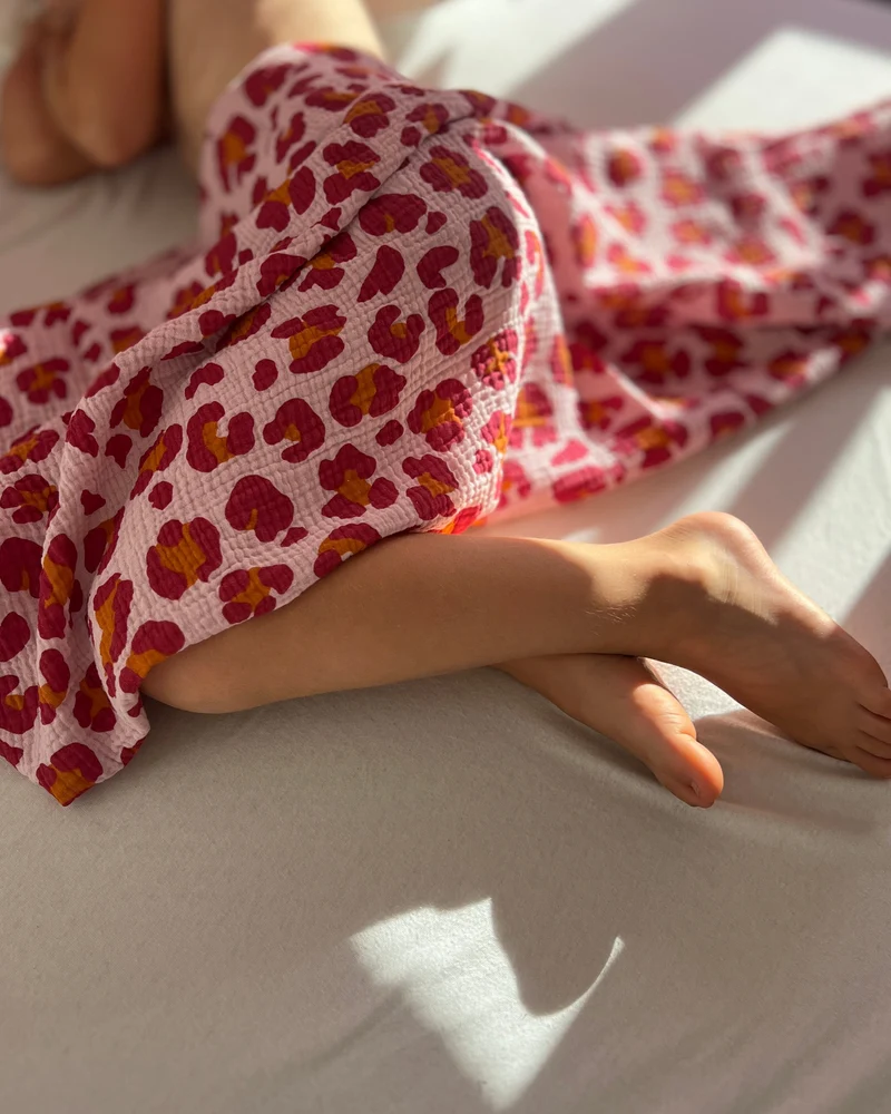 Musselin Decke aus Baumwolle, Oeko-Tex – Weiche Sommerdecke, Überdecke, Schlafdecke Rosa Pink Tigerprint