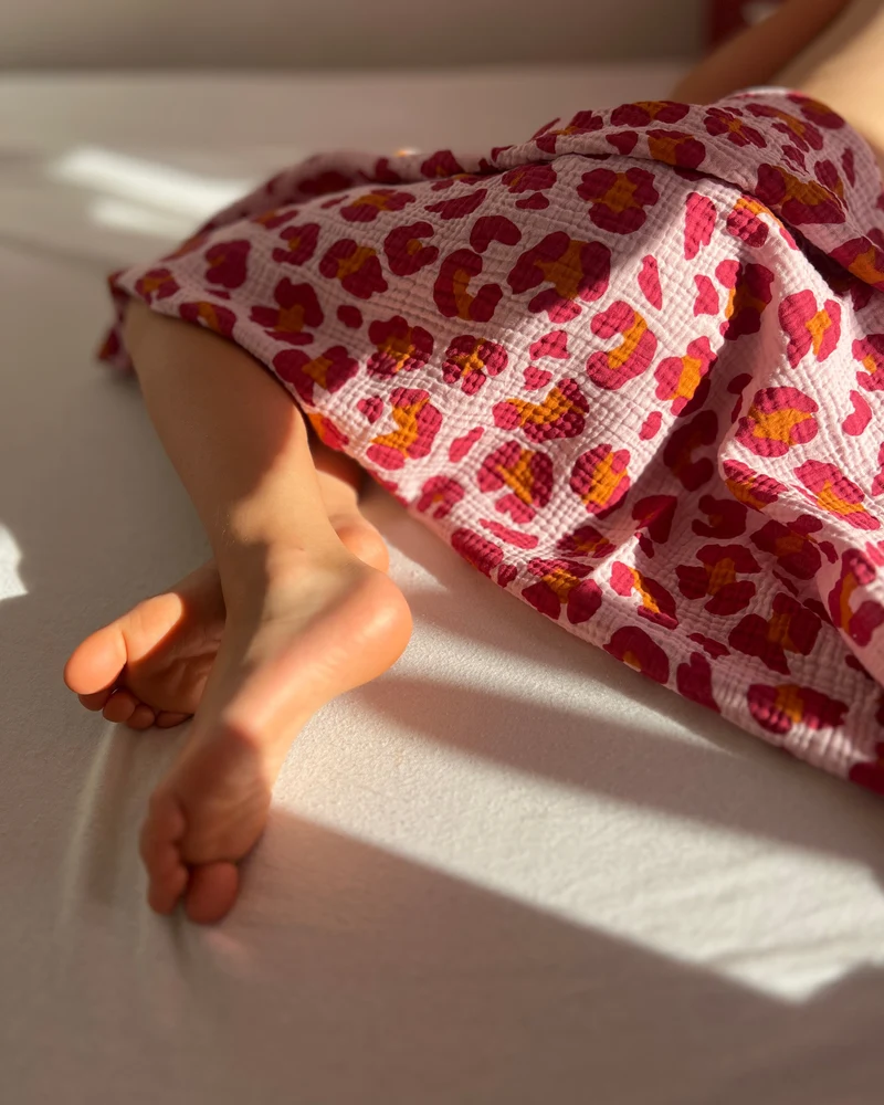 Musselin Decke aus Baumwolle, Oeko-Tex – Weiche Sommerdecke, Überdecke, Schlafdecke Rosa Pink Tigerprint