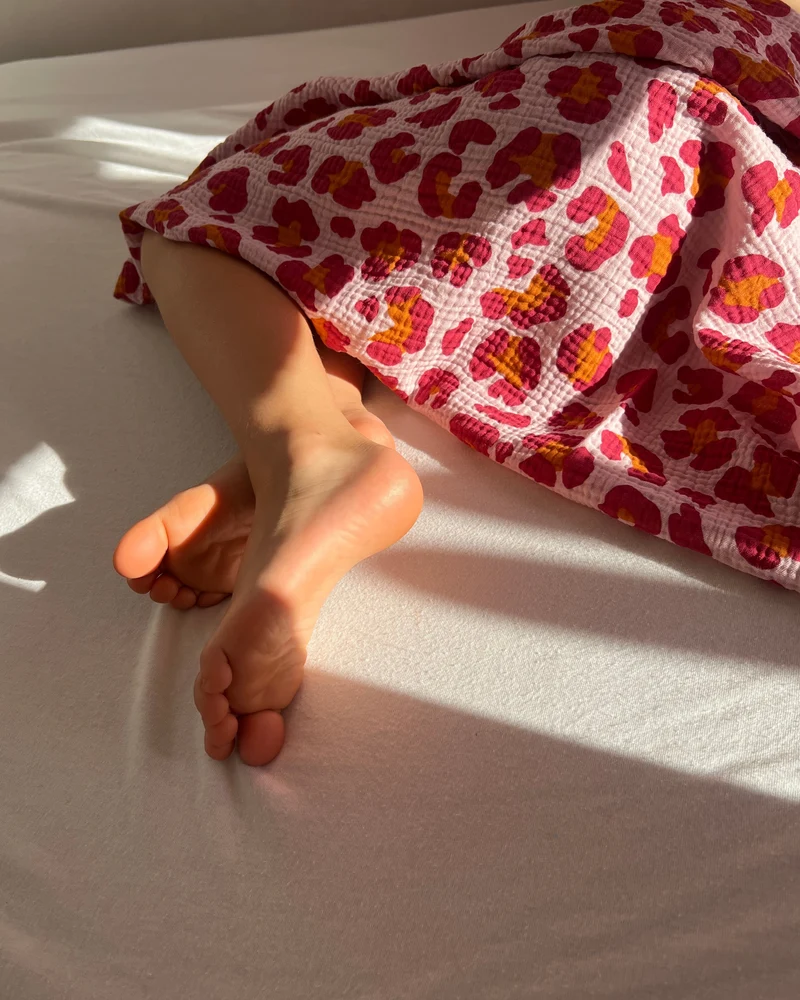 Musselin Decke aus Baumwolle, Oeko-Tex – Weiche Sommerdecke, Überdecke, Schlafdecke Rosa Pink Tigerprint