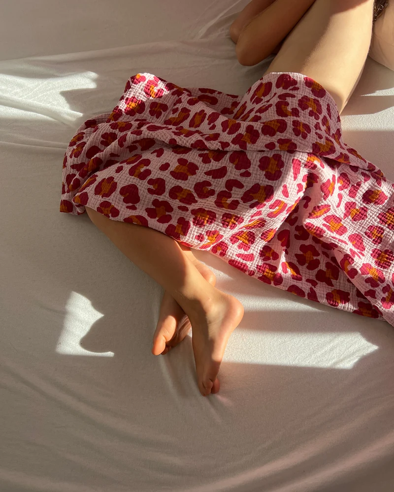 Musselin Decke aus Baumwolle, Oeko-Tex – Weiche Sommerdecke, Überdecke, Schlafdecke Rosa Pink Tigerprint
