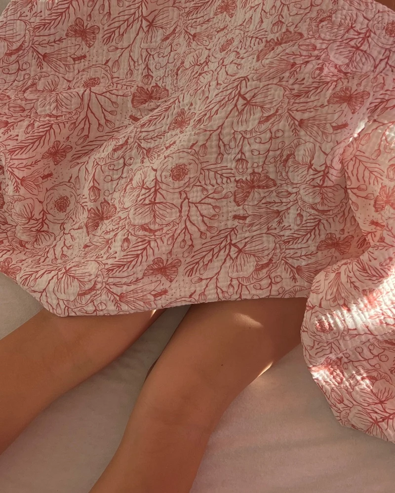 Musselin Decke aus Baumwolle, Oeko-Tex – Weiche Sommerdecke, Überdecke, Schlafdecke Weiss Rote Blumen