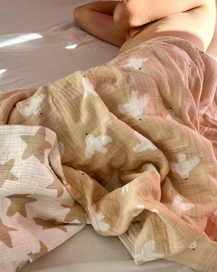 Musselin Decke 4-lagig aus Baumwolle, Oeko-Tex – Weiche Wendedecke, Sommerdecke Krabbeldecke für Babys, Kinder & Erwachsene Tauben Sterne Beige