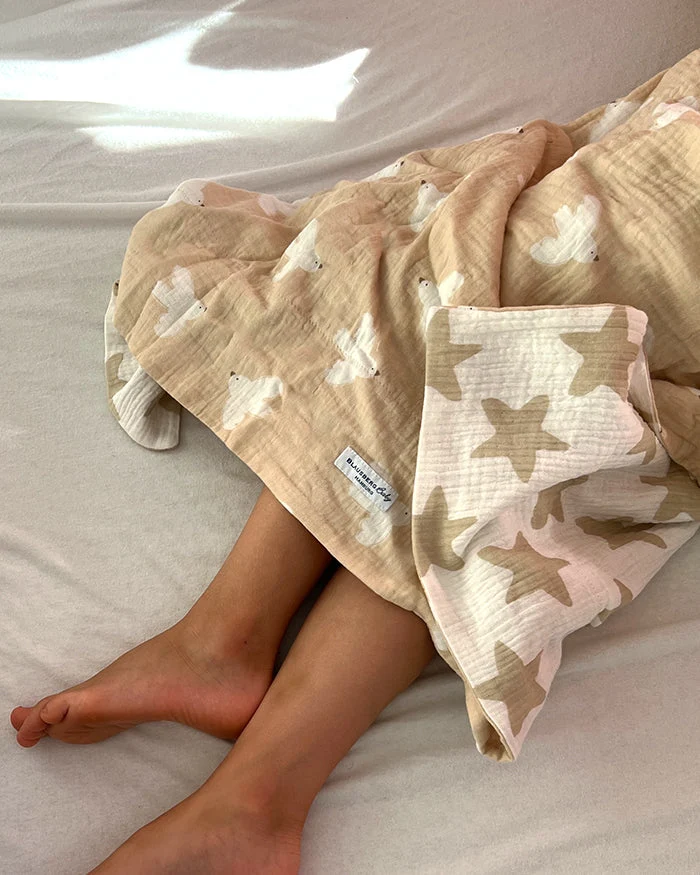 Musselin Decke 4-lagig aus Baumwolle, Oeko-Tex – Weiche Wendedecke, Sommerdecke Krabbeldecke für Babys, Kinder & Erwachsene Tauben Sterne Beige