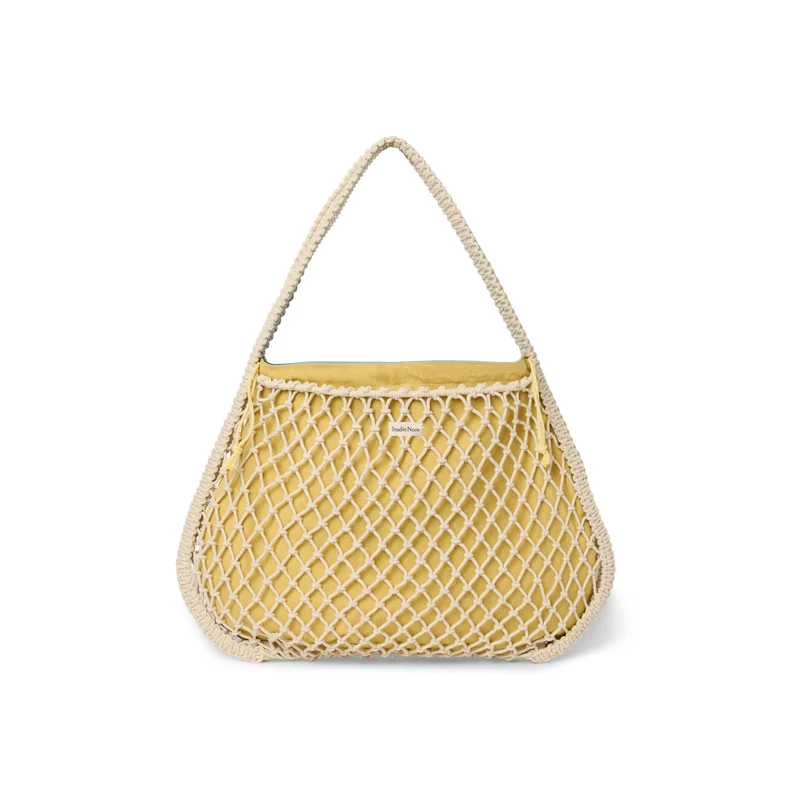 STUDIO Noos Macramé Mom-Bag in Natur mit Wende-Inlay in Blau-Gelb