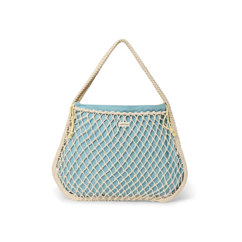 STUDIO Noos Macramé Mom-Bag in Natur mit Wende-Inlay in Blau-Gelb