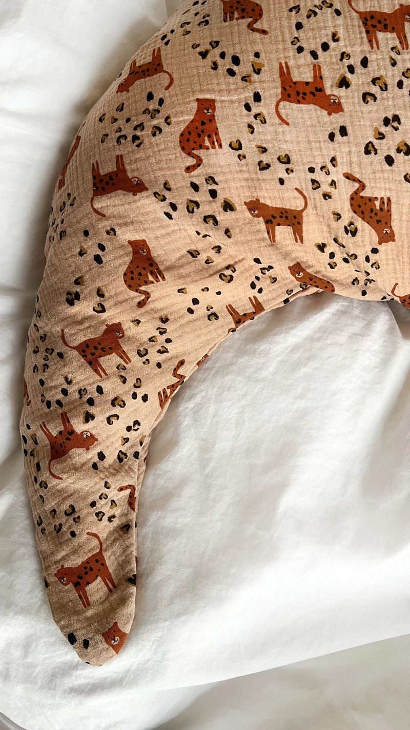 Yinnie Theraline Stillkissen inkl. Bezug Musselin (135 cm x 35 cm) Panther Beige