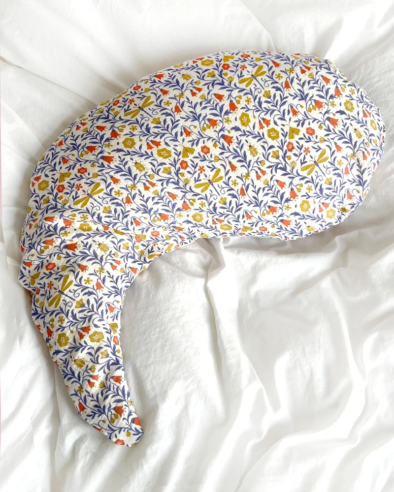 Yinnie Theraline Stillkissen inkl. Bezug Musselin (135 cm x 35 cm) Libelle Weiss