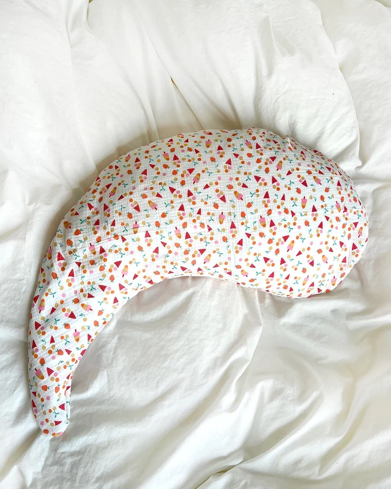 Yinnie Theraline Stillkissen inkl. Bezug Musselin (135 cm x 35 cm) Weiss Eis