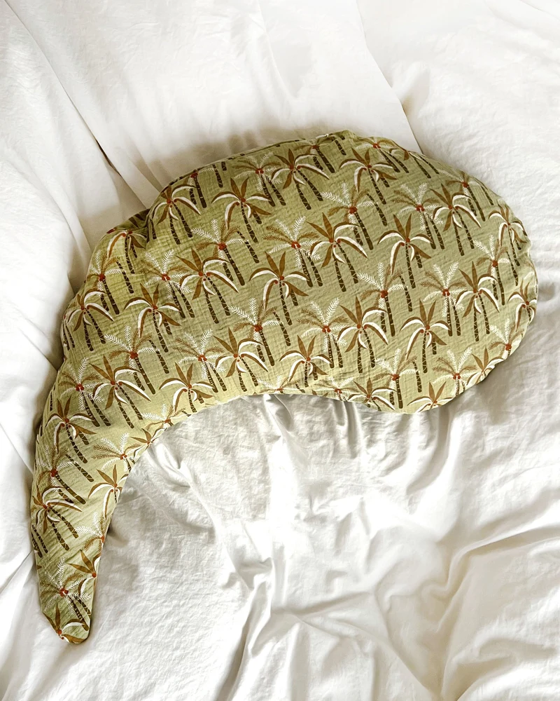 Yinnie Theraline Stillkissen inkl. Bezug Musselin (135 cm x 35 cm) Salbei Palme Grün