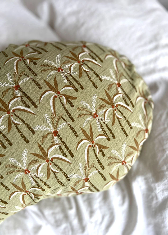 Yinnie Theraline Stillkissen inkl. Bezug Musselin (135 cm x 35 cm) Salbei Palme Grün