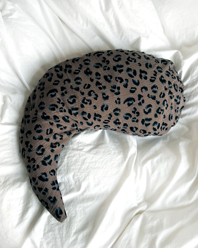Yinnie Theraline Stillkissen inkl. Bezug Musselin (135 cm x 35 cm) Panther Taupe Grau
