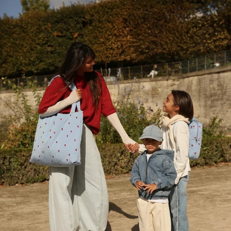STUDIO NOOS Hellblaue Puffy Mom-Bag mit Herzen