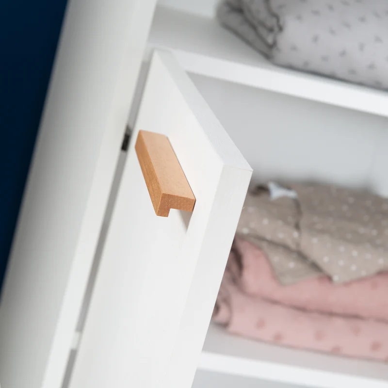 Kinderzimmerset Anton - umbaubares Baby-/Kinderbett / Wickelkommode 2-türig / Kleiderschrank 2,5-türig - in Weiß