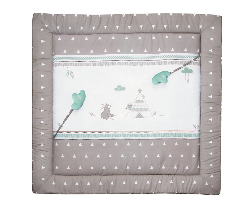 Krabbeldecke "Indibär" – 100 x 100 cm, gepolstert, Baumwolle, inkl. Spielzeug