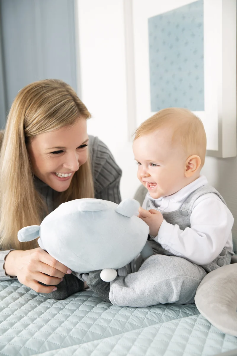 Deko-/Kuschelkissen"Lil Cuties" – Kuscheltier "Benny" mit Freundschaftskarte, hellblau