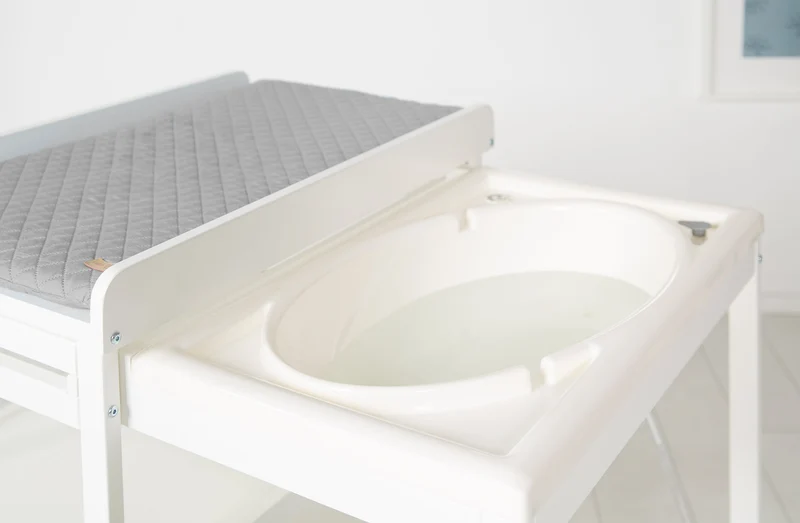 Bade-Wickel-Station "Baby Pool" – inkl. Wickelauflage "roba Style", ausziehbare Wanne, weiß
