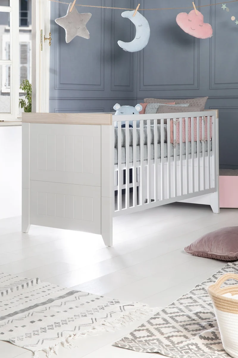Kindermöbelset "Helene" – inkl. Kombi-Bett 70 x 140 cm, Wickelkommode & 3-türigem Schrank, Lichtgrau