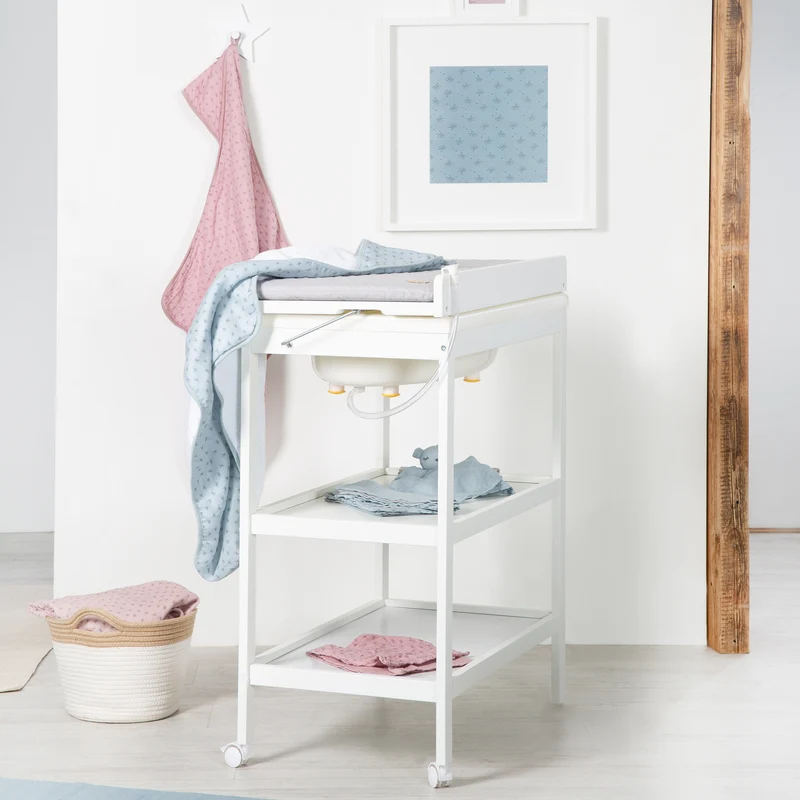 Bade-Wickel-Kombi 'Baby Pool' weiß inkl. schwenkbare Wickelauflage 'roba Style grau' mit 2 Rollen